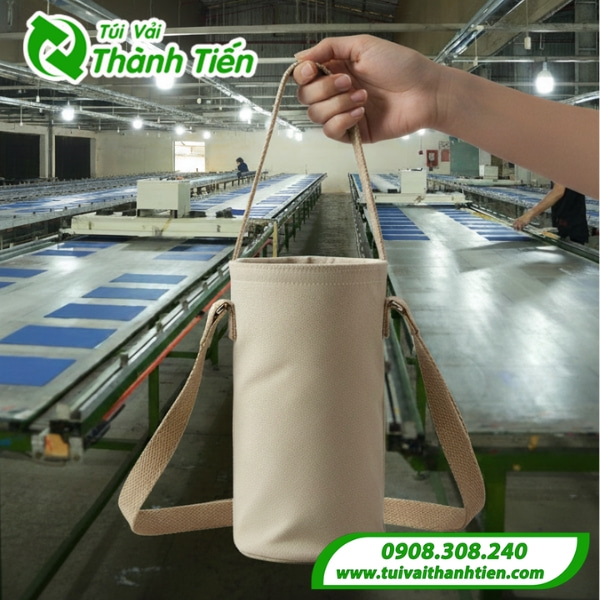 Mẫu túi vải đựng bình nước quai đeo chéo