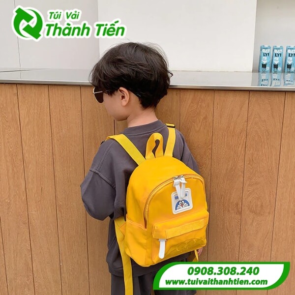 Chụp mẫu bé trai mang balo mầm non của Thành Tiến